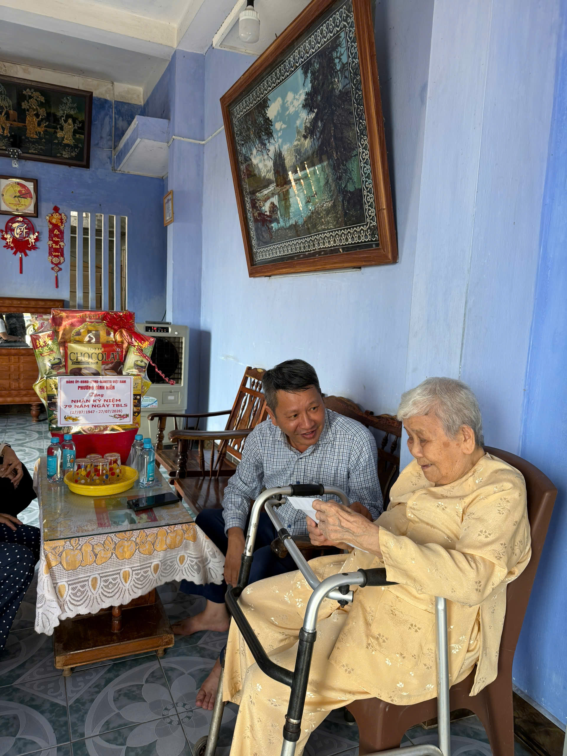 Thăm tặng quà cho người có công tiêu biểu và gia đình liệt sỹ tiêu biểu nhân kỷ niệm 79 năm Ngày thương binh liệt sĩ 27/7 (27/7/1947-27/7/2026)