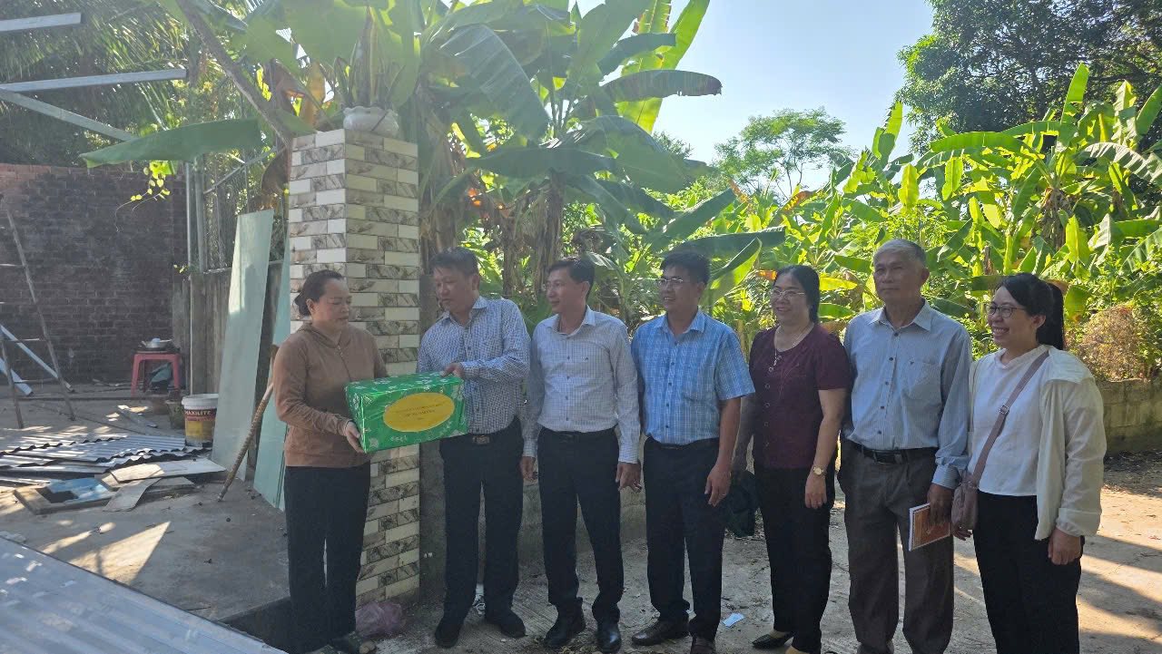 PHƯỜNG BÌNH KIẾN THĂM, TẶNG QUÀ CÁC HỘ DÂN CHẤP HÀNH TỐT VIỆC BÀN GIAO MẶT BẰNG THỰC HIỆN DỰ ÁN TUYẾN ĐƯỜNG BỘ VEN BIỂN
