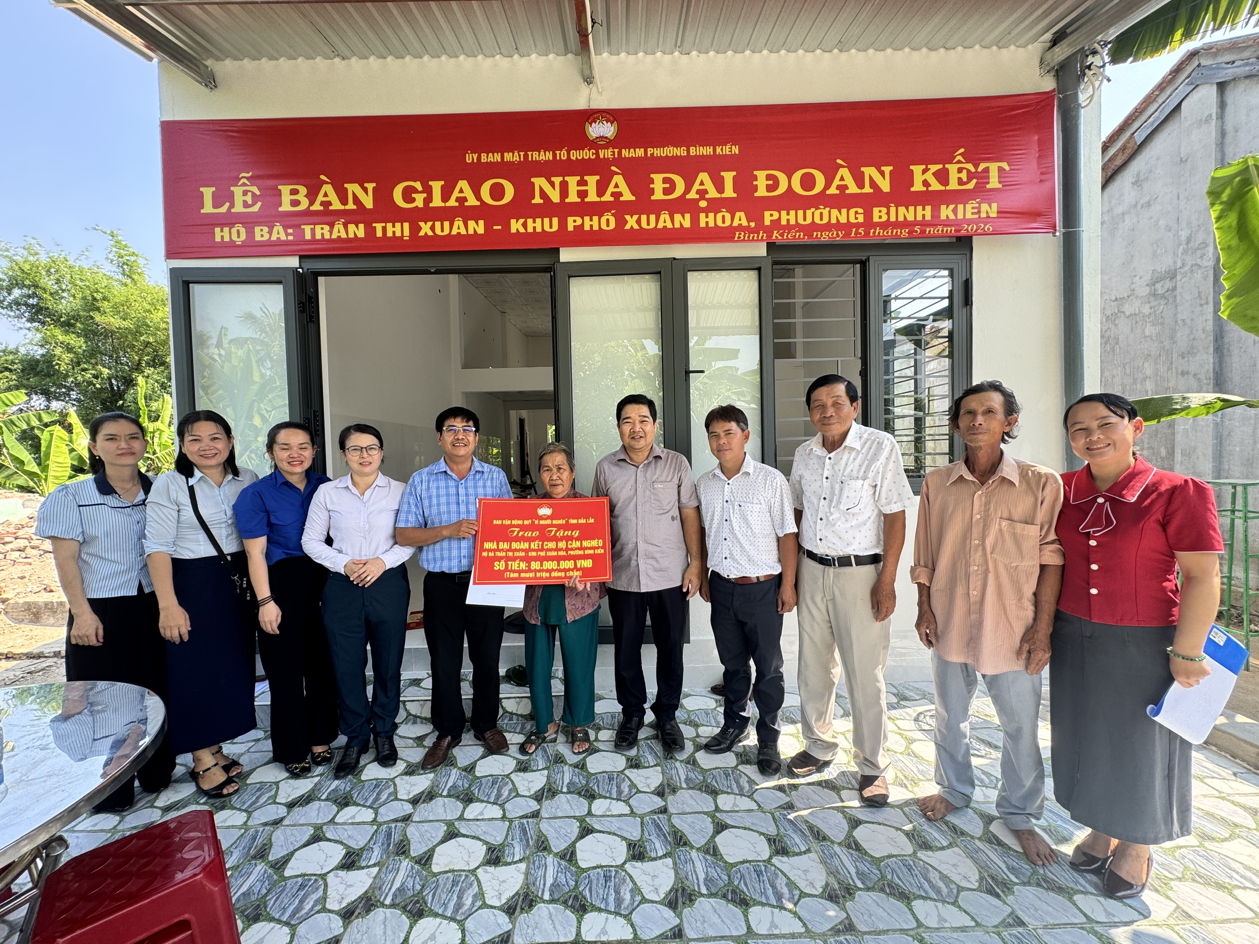 BÀN GIAO NHÀ ĐẠI ĐOÀN KẾT CHO HỘ CẬN NGHÈO TẠI KHU PHỐ XUÂN HÒA, PHƯỜNG BÌNH KIẾN