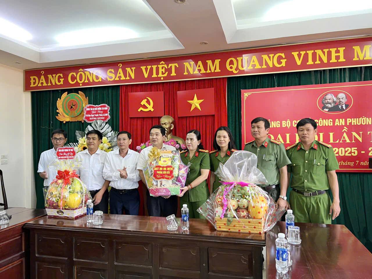 LÃNH ĐẠO ĐẢNG ỦY-HĐND-UBND-UBMTTQVN PHƯỜNG THĂM TẶNG QUÀ CHÚC MỪNG TẬP THỂ CÔNG AN PHƯỜNG BÌNH KIẾN