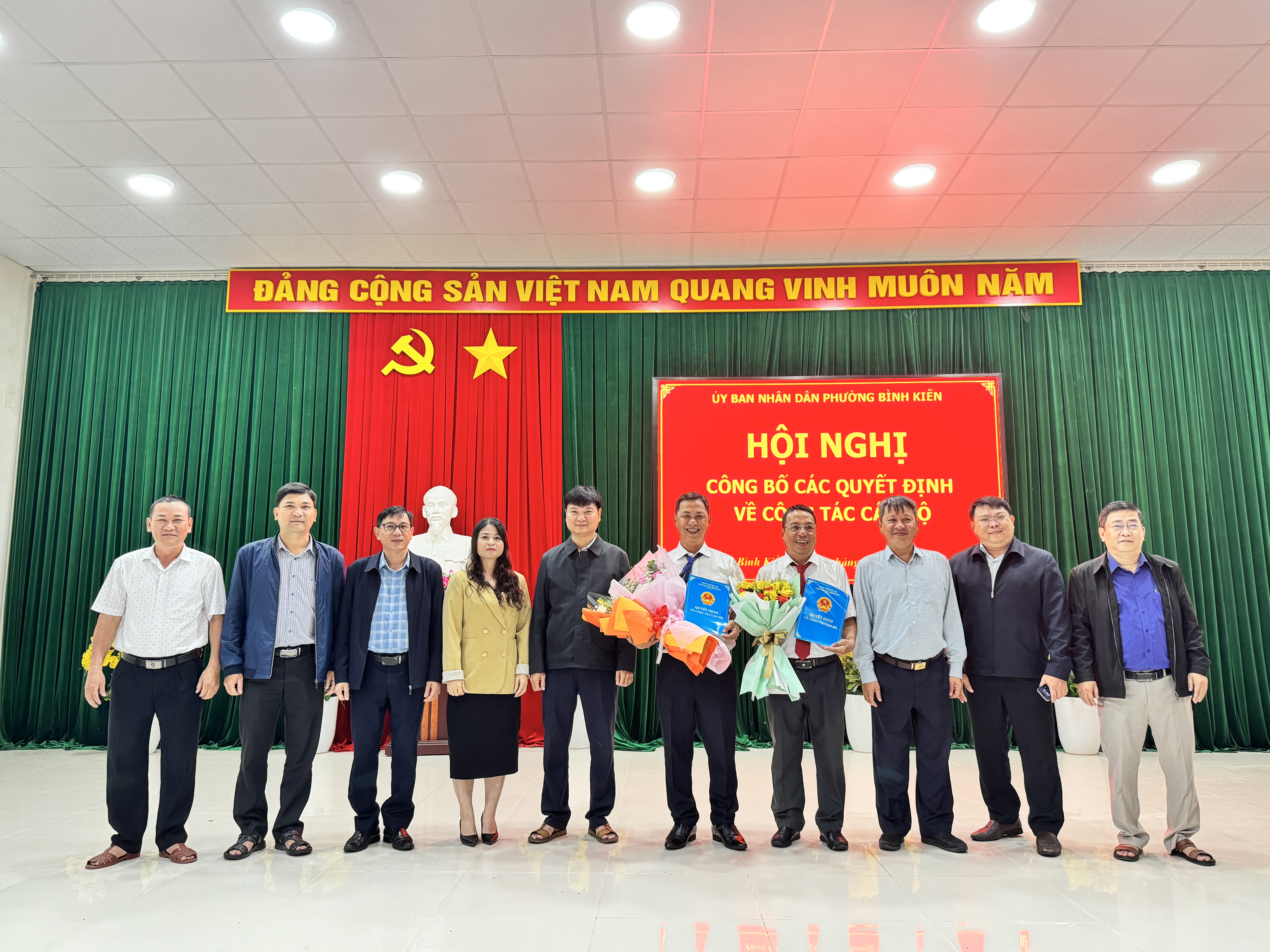 PHƯỜNG BÌNH KIẾN CÔNG BỐ CÁC QUYẾT ĐỊNH VỀ CÔNG TÁC CÁN BỘ