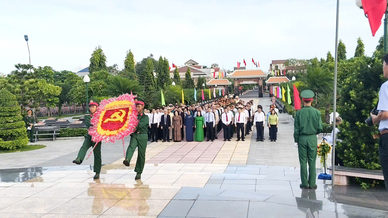 DÂNG HƯƠNG TƯỞNG NIỆM NHÂN KỶ NIỆM 80 NĂM QUỐC KHÁNH NƯỚC CỘNG HÒA XÃ HỘI CHỦ NGHĨA VIỆT NAM (2/9/1945 - 2/9/2025)