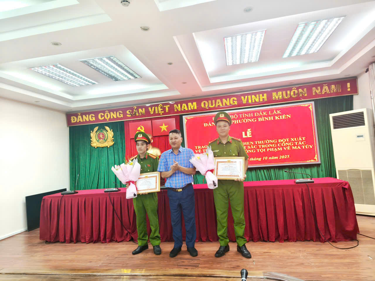 ĐẢNG ỦY PHƯỜNG BÌNH KIẾN KỊP THỜI BIỂU DƯƠNG, KHEN THƯỞNG TẬP THỂ, CÁ NHÂN CÓ THÀNH TÍCH XUẤT SẮC TRONG CÔNG TÁC ĐẤU TRANH PHÒNG, CHỐNG TỘI PHẠM MA TÚY