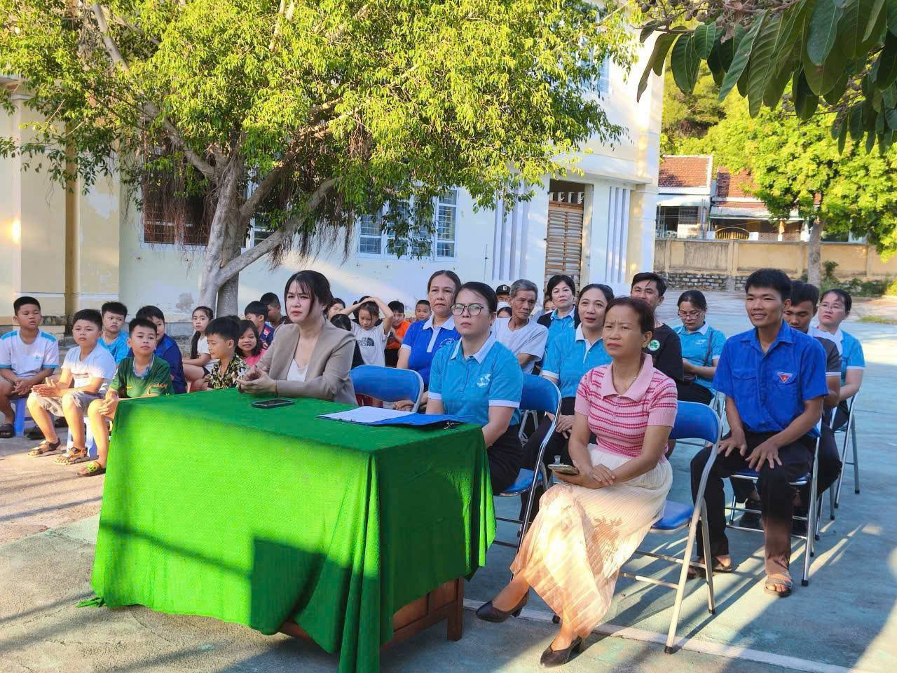 KHAI MẠC LỚP DẠY BƠI MIỄN PHÍ CHO TRẺ EM CÓ HOÀN CẢNH KHÓ KHĂN