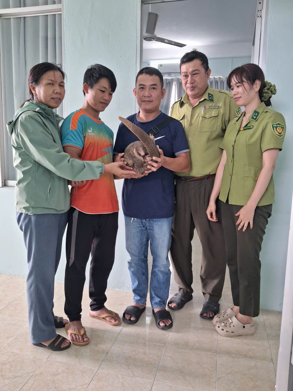 TIẾP NHẬN MỘT CÁ THỂ TÊ TÊ JAVA DO NGƯỜI DÂN PHÁT HIỆN VÀ TỰ NGUYỆN GIAO NỘP TẠI PHƯỜNG BÌNH KIẾN