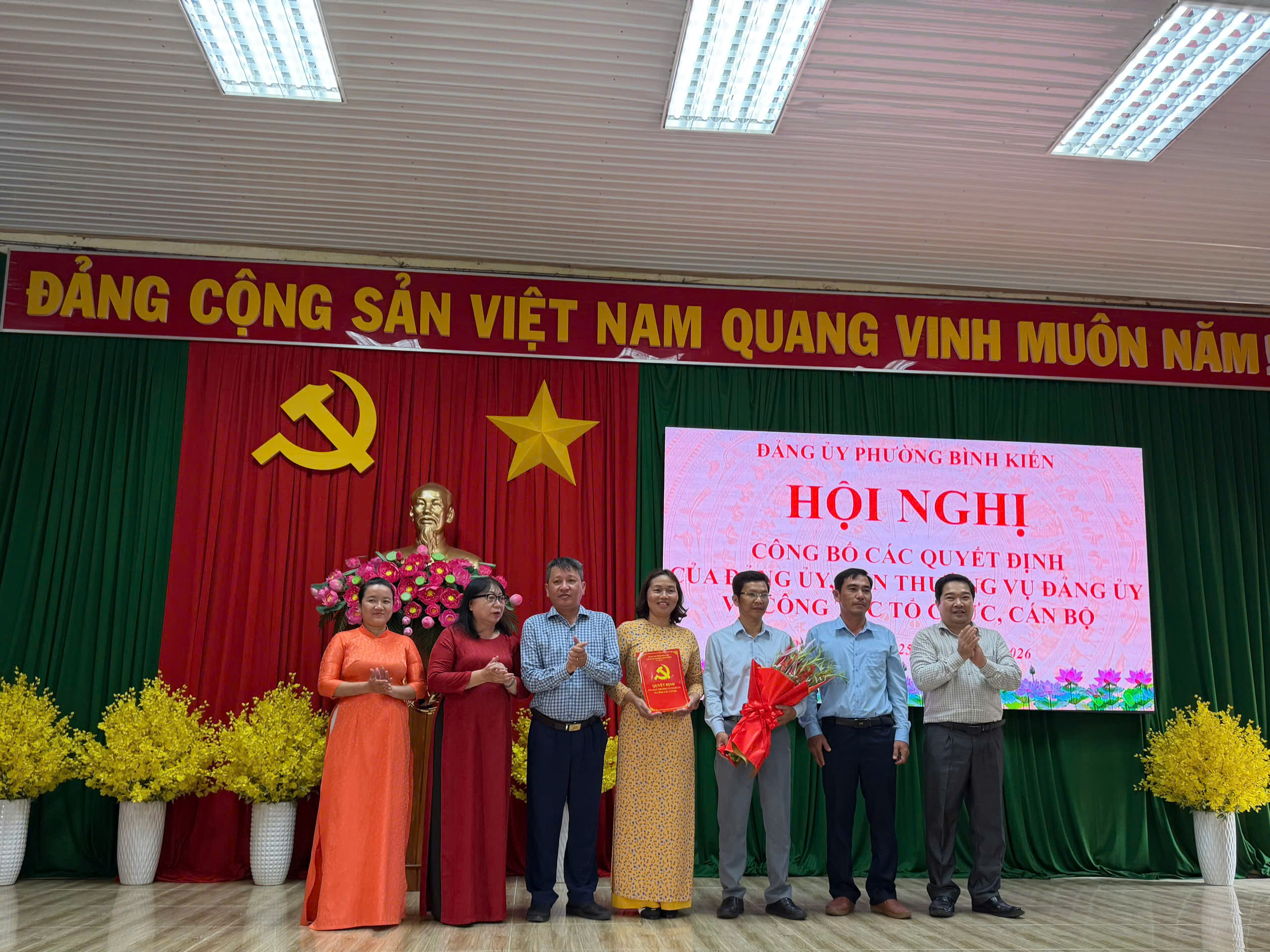 ĐẢNG ỦY PHƯỜNG BÌNH KIẾN CÔNG BỐ QUYẾT ĐỊNH THÀNH LẬP 04 CHI BỘ TRƯỜNG HỌC SAU SÁP NHẬP