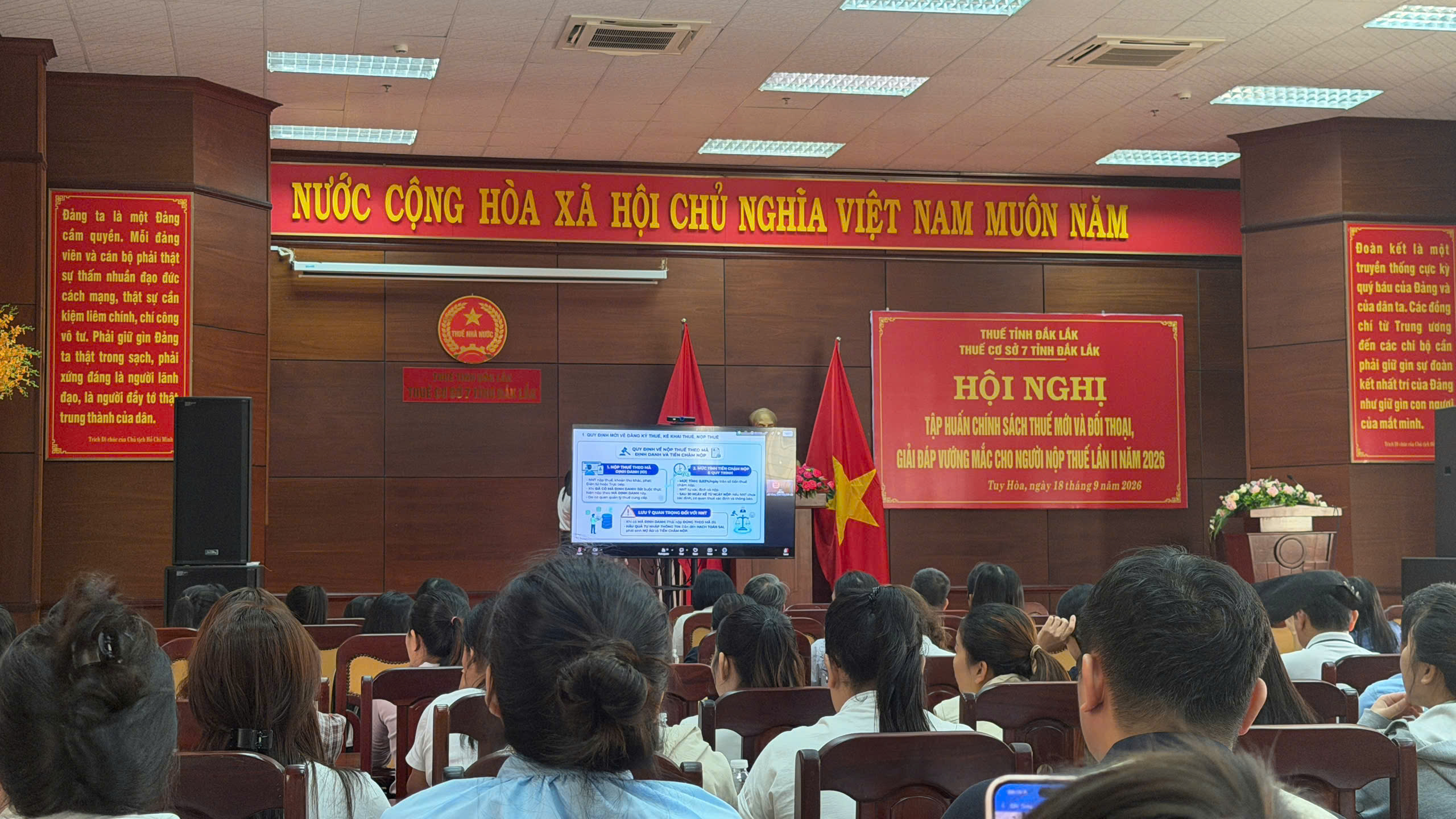 THUẾ CƠ SỞ 7 TỈNH ĐẮK LẮK TỔ CHỨC HỘI NGHỊ TẬP HUẤN CHÍNH SÁCH THUẾ MỚI VÀ ĐỐI THOẠI, GIẢI ĐÁP VƯỚNG MẮC CHO NGƯỜI NỘP THU