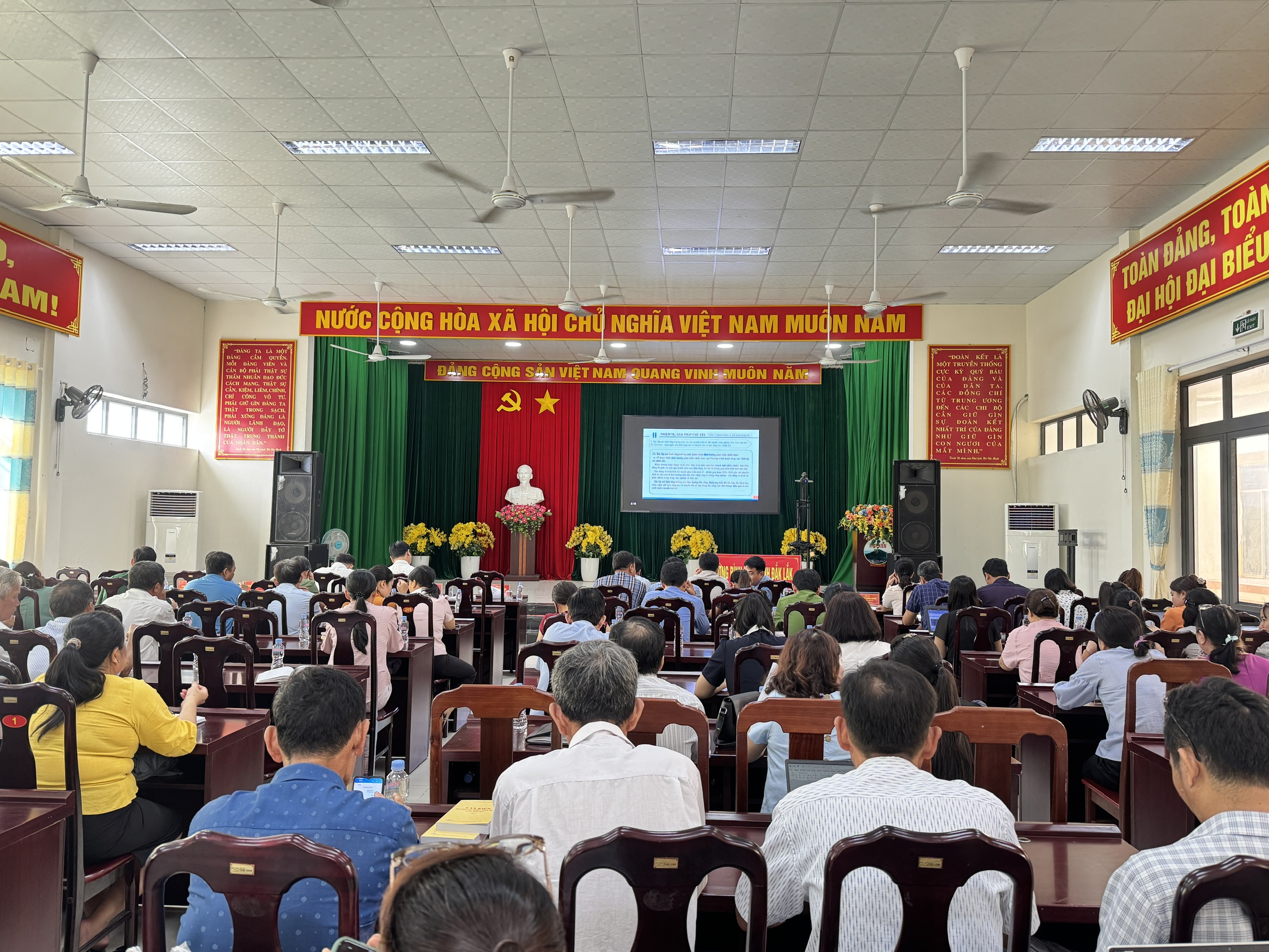 PHƯỜNG BÌNH KIẾN: HƠN 150 ĐẠI BIỂU DỰ HỘI NGHỊ TRỰC TUYẾN QUÁN TRIỆT CÁC VĂN BẢN CỦA TRUNG ƯƠNG VÀ CỦA TỈNH ỦY
