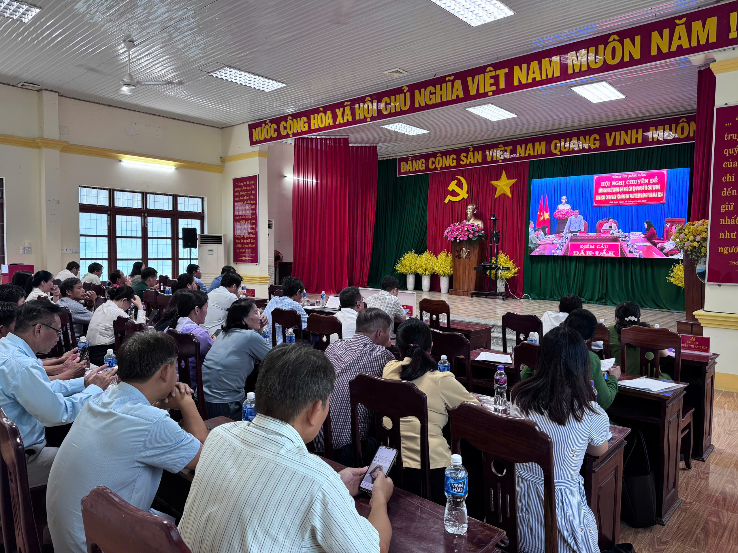 HỘI NGHỊ TRỰC TUYẾN VỀ NÂNG CAO CHẤT LƯỢNG ĐỘI NGŨ CÁN BỘ CƠ SỞ VÀ SINH HOẠT CHI BỘ NĂM 2026