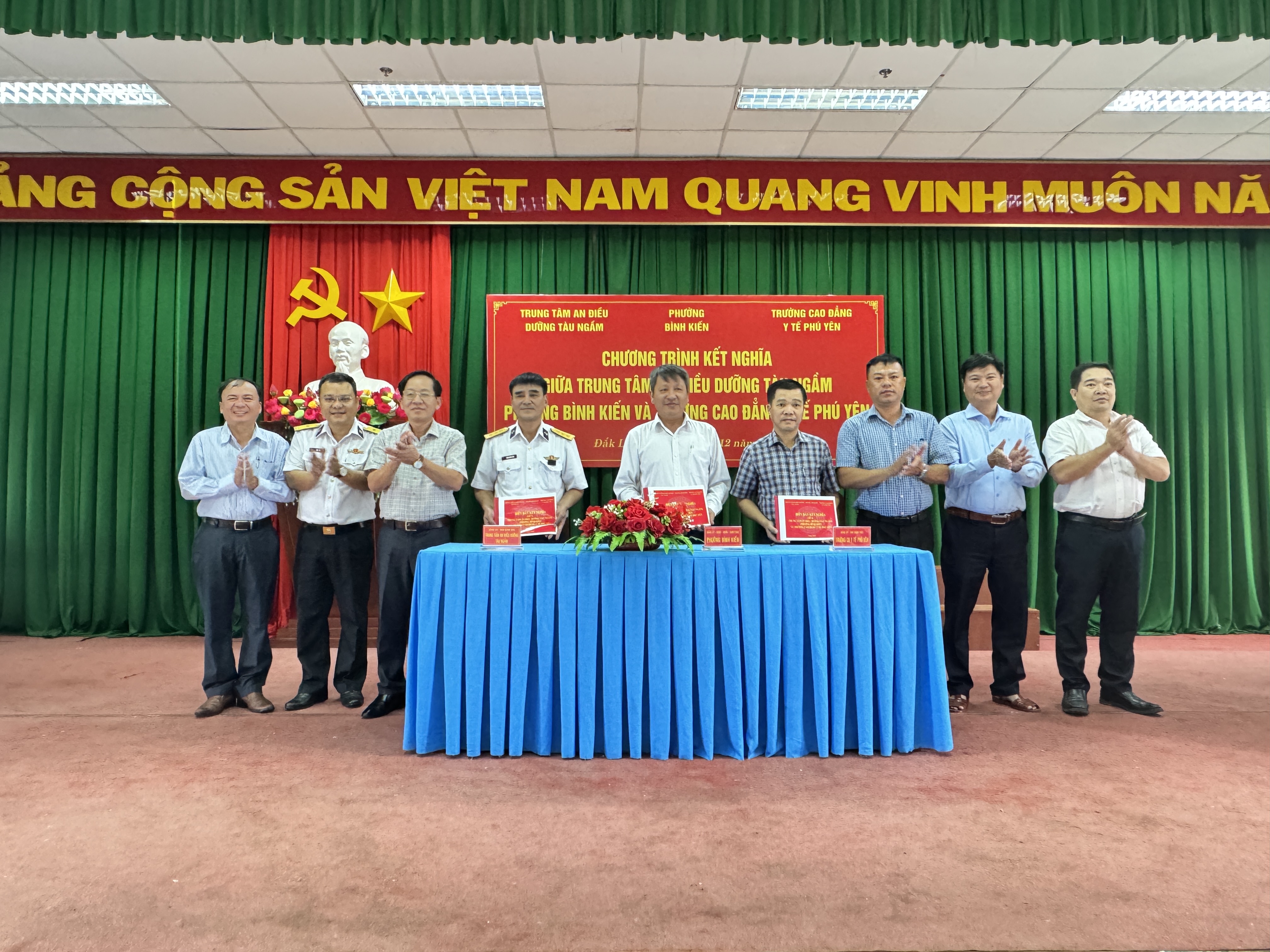 PHƯỜNG BÌNH KIẾN KÝ KẾT KẾT NGHĨA VỚI TRUNG TÂM AN ĐIỀU DƯỠNG TÀU NGẦM VÀ TRƯỜNG CAO ĐẲNG Y TẾ PHÚ YÊN