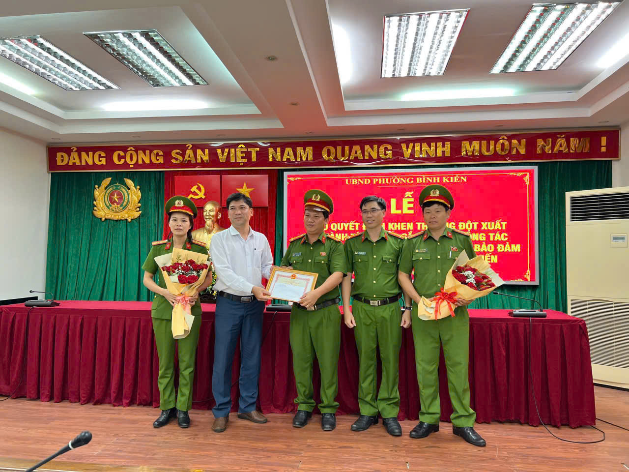 BÌNH KIẾN: KHEN THƯỞNG ĐỘT XUẤT TẬP THỂ, CÁ NHÂN CÓ THÀNH TÍCH XUẤT SẮC TRONG CÔNG TÁC ĐẤU TRANH PHÒNG, CHỐNG TỘI PHẠM