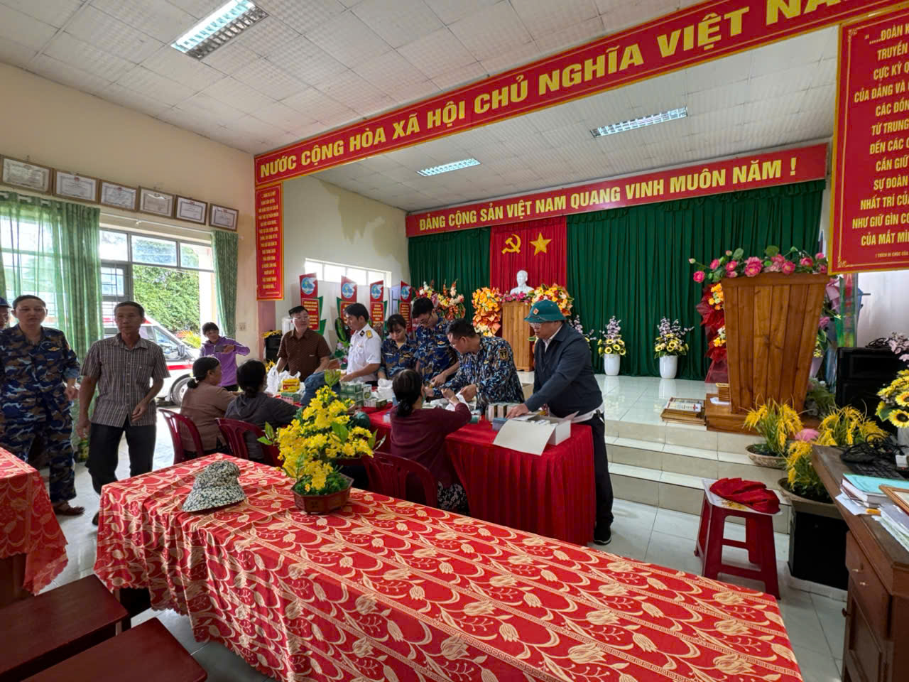 THƯỜNG TRỰC HĐND PHƯỜNG BÌNH KIẾN PHỐI HỢP TRUNG TÂM AN ĐIỀU DƯỠNG TÀU NGẦM TỔ CHỨC KHÁM BỆNH, CẤP PHÁT THUỐC CHO BÀ CON VÙNG NGẬP LỤT