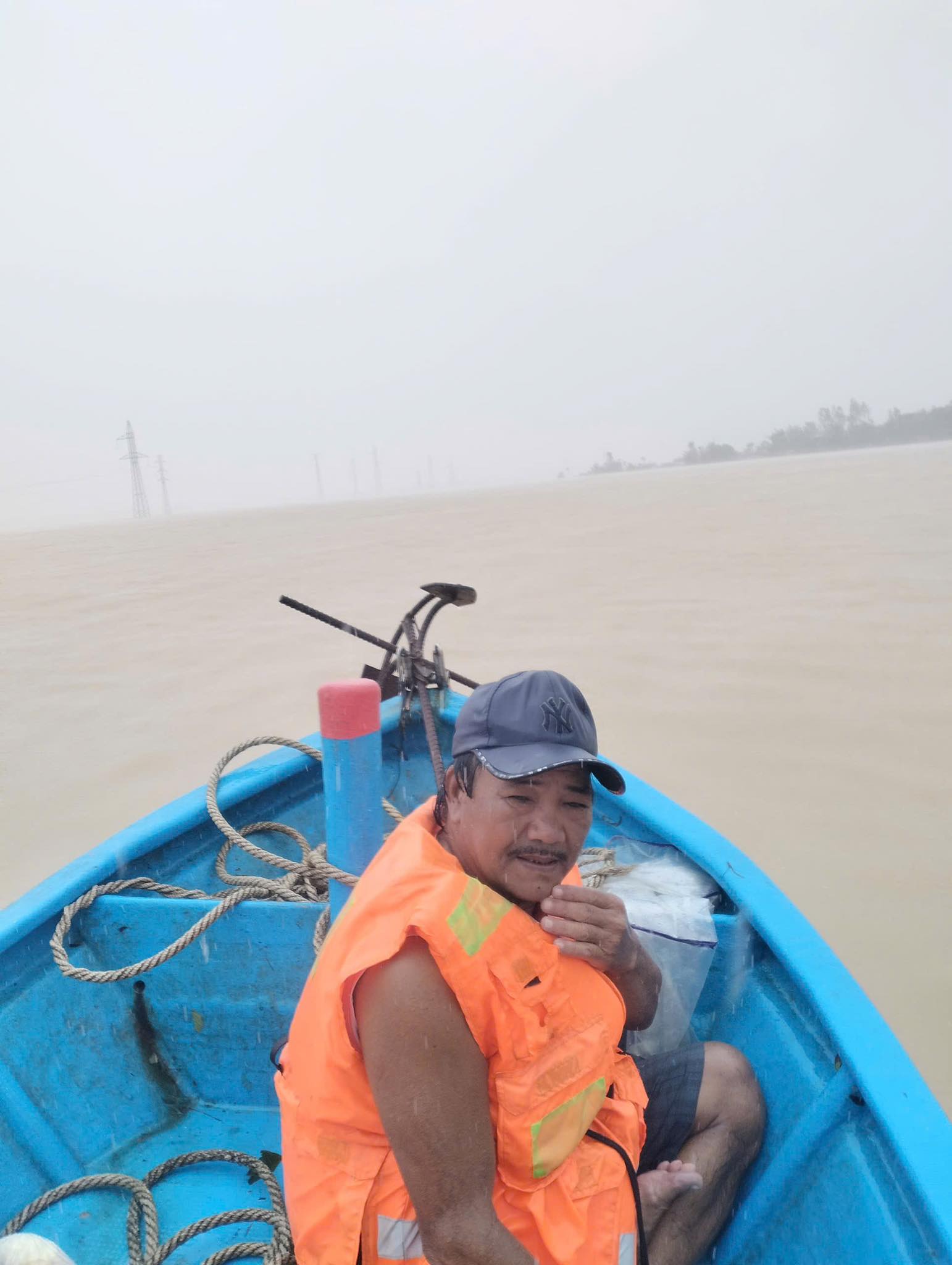 12 TẤM GƯƠNG DŨNG CẢM CỨU NGƯỜI GIỮA DÒNG NƯỚC LŨ, ĐÃ CỨU SỐNG HƠN 200 NGƯỜI DÂN Ở PHƯỜNG BÌNH KIẾN