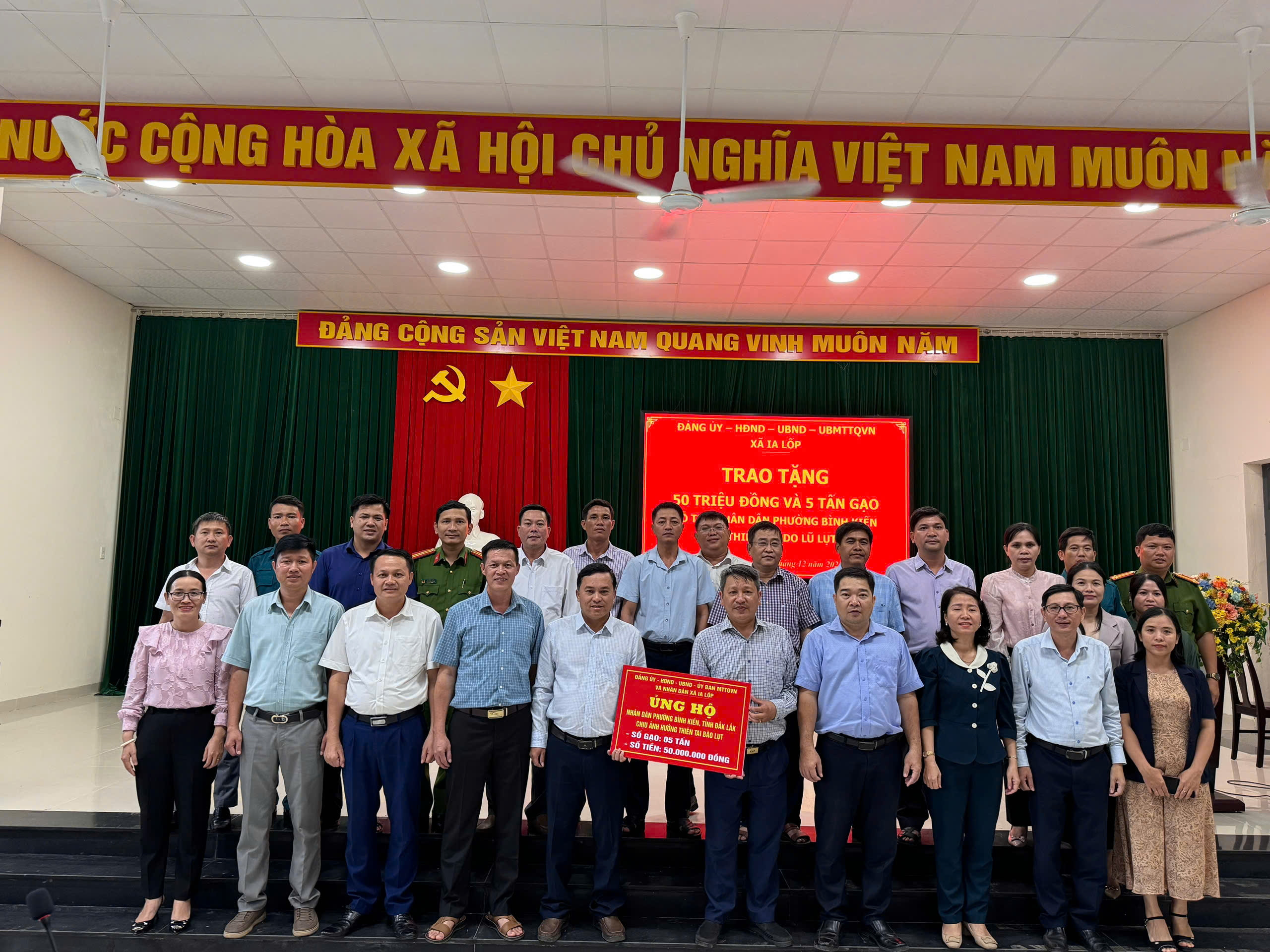 💥🎉ĐOÀN CÔNG TÁC XÃ IA LỐP TRAO TẶNG 50 TRIỆU ĐỒNG VÀ 5 TẤN GẠO HỖ TRỢ PHƯỜNG BÌNH KIẾN KHẮC PHỤC HẬU QUẢ LŨ LỤT