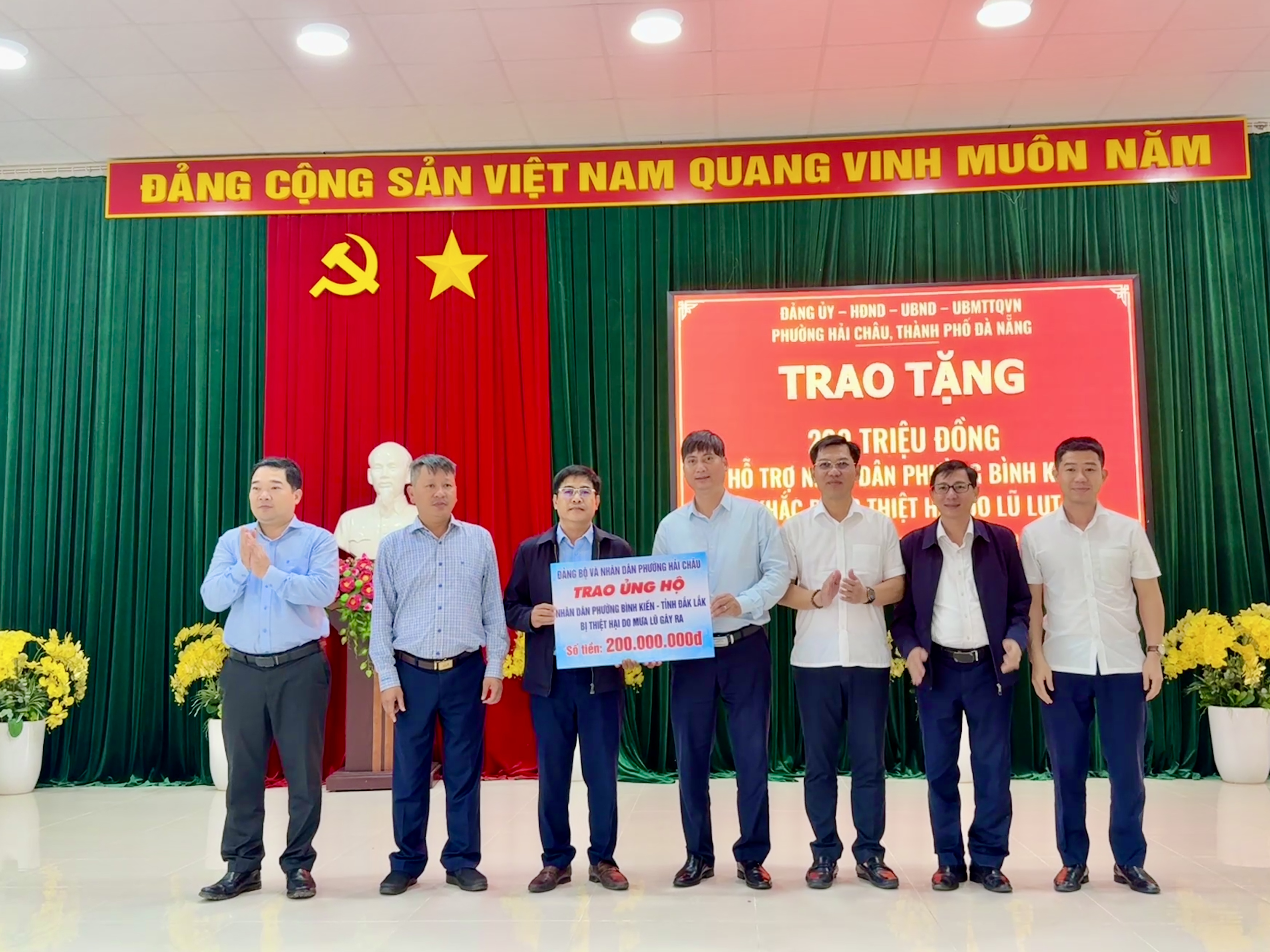 PHƯỜNG HẢI CHÂU THĂM HỎI, TRAO TẶNG 200 TRIỆU ĐỒNG CHO BÀ CON PHƯỜNG BÌNH KIẾN BỊ ẢNH HƯỞNG DO LŨ LỤT