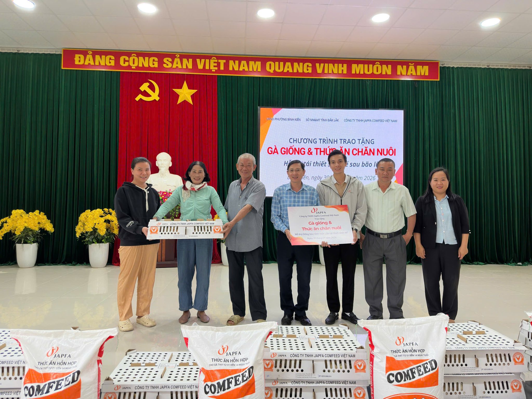 PHƯỜNG BÌNH KIẾN TRAO TẶNG 1.000 CON GÀ GIỐNG, 2,5 TẤN THỨC ĂN CHĂN NUÔI, HỖ TRỢ NGƯỜI DÂN TÁI THIẾT SINH KẾ SAU BÃO LŨ