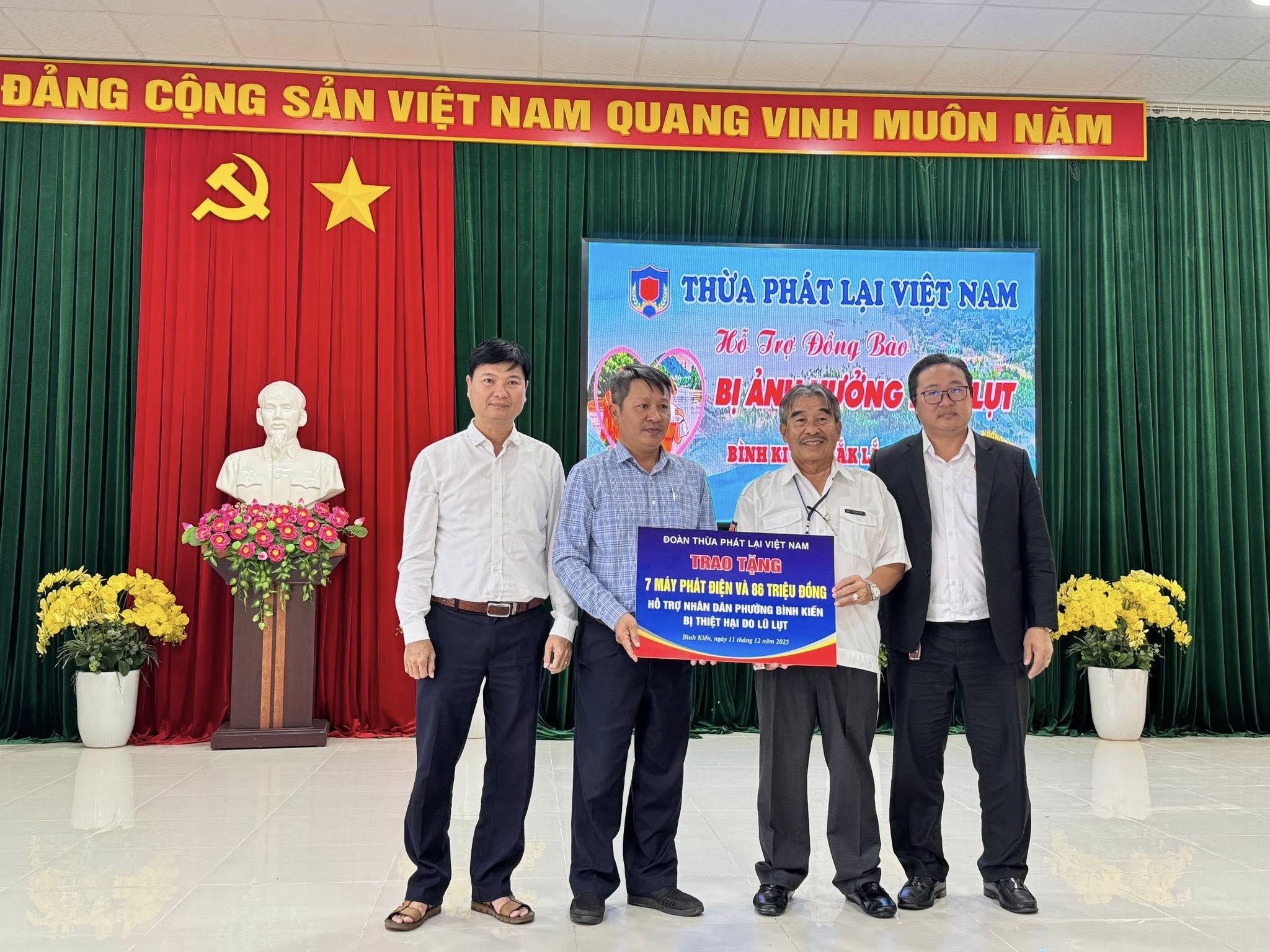 PHƯỜNG BÌNH KIẾN: TRAO TẶNG MÁY PHÁT ĐIỆN VÀ QUÀ HỖ TRỢ NGƯỜI DÂN BỊ ẢNH HƯỞNG MƯA LŨ