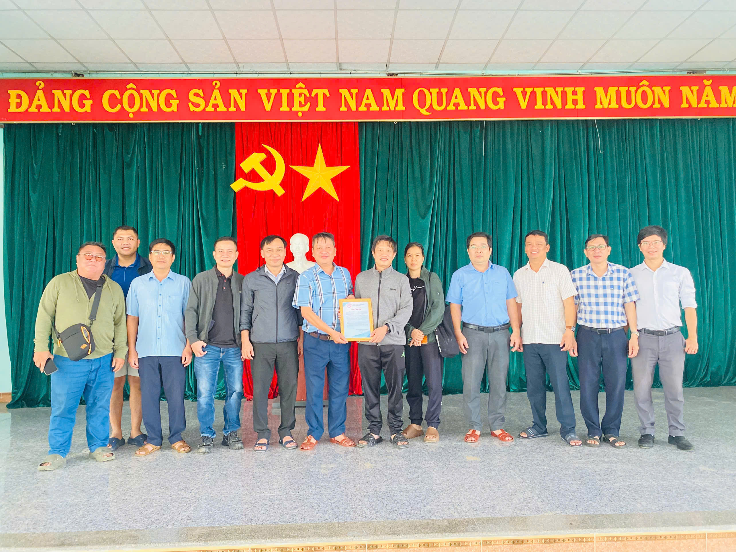 TRAO TẶNG 200 SUẤT QUÀ CHO HỘ CHÍNH SÁCH, HỘ NGHÈO, CẬN NGHÈO Ở CÁC KHU PHỐ (THUỘC XÃ HÒA KIẾN CŨ) BỊ NGẬP SÂU TRONG NƯỚC LŨ