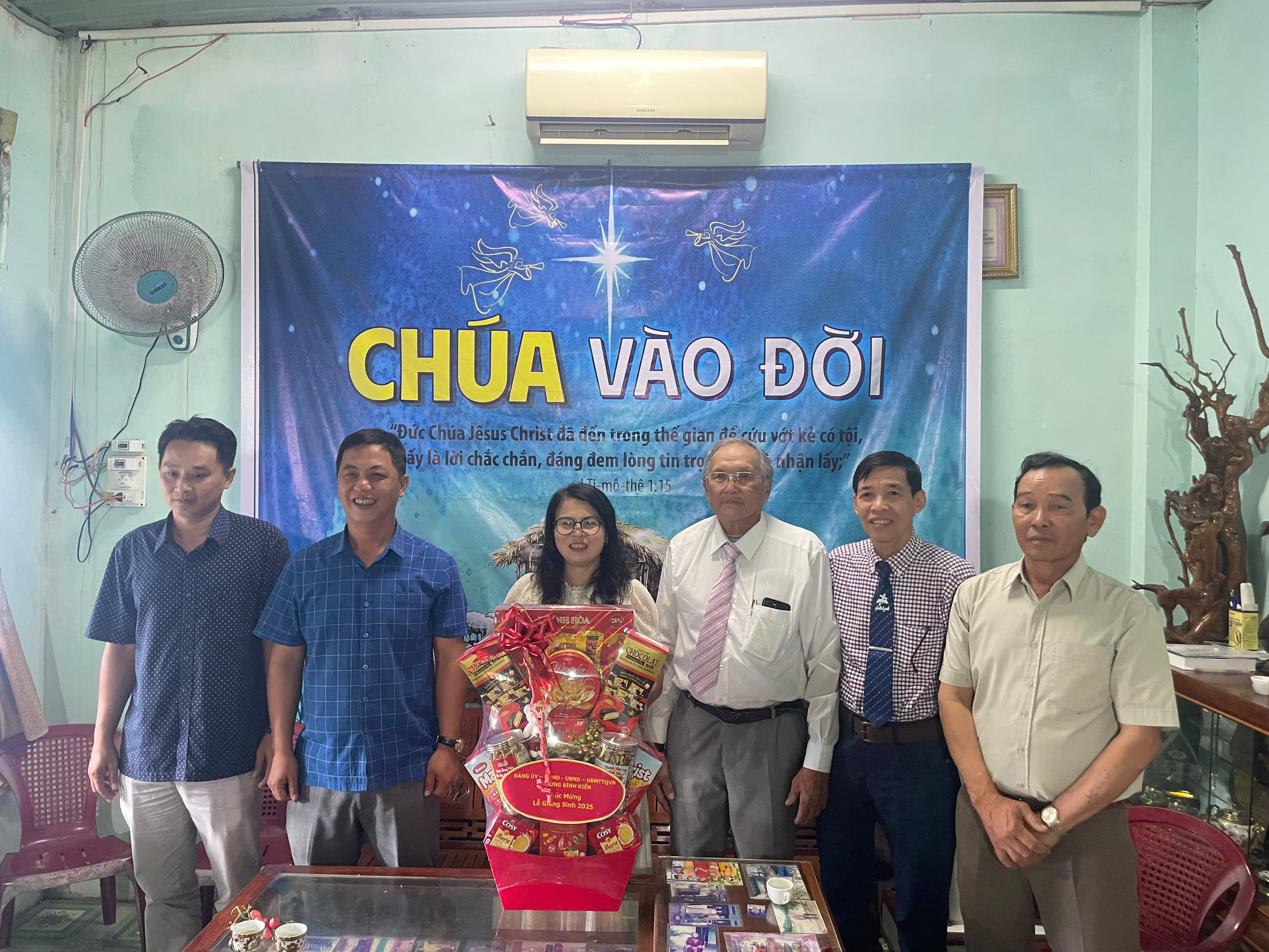 PHƯỜNG BÌNH KIẾN THĂM, TẶNG QUÀ CÁC CƠ SỞ TÔN GIÁO NHÂN DỊP LỄ GIÁNG SINH NĂM 2025