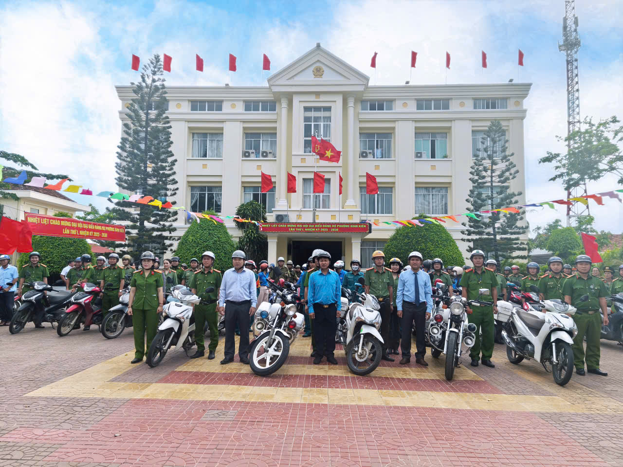 LỄ RA QUÂN CAO ĐIỂM TẤN CÔNG TRẤN ÁP TỘI PHẠM, BẢO ĐẢM AN NINH TRẬT TỰ TẠI PHƯỜNG BÌNH KIẾN