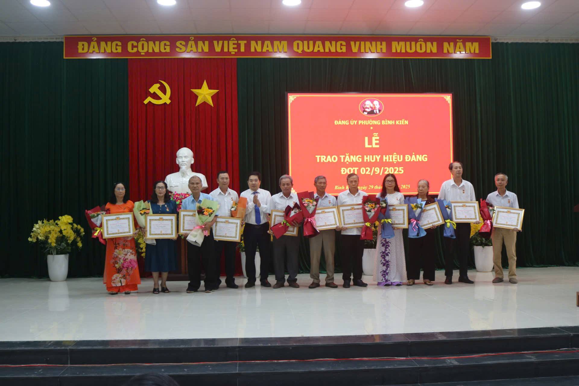 PHƯỜNG BÌNH KIẾN TRAO TẶNG HUY HIỆU ĐẢNG CHO 34 ĐẢNG VIÊN