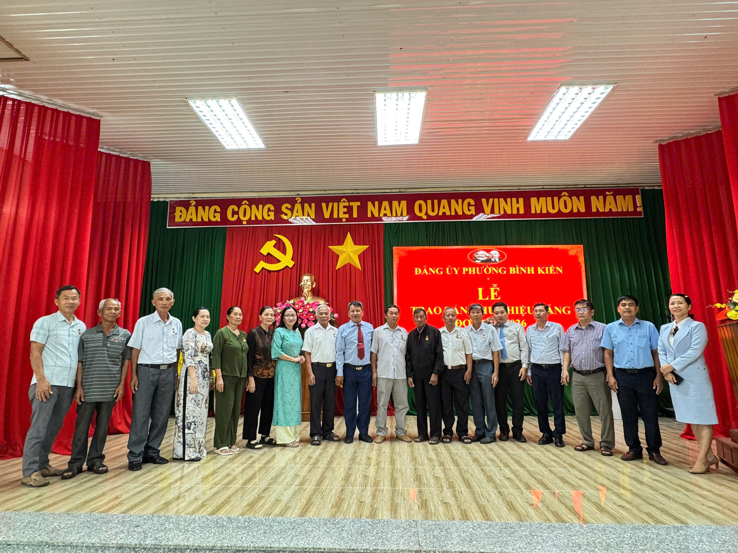 PHƯỜNG BÌNH KIẾN TRANG TRỌNG TỔ CHỨC LỄ TRAO HUY HIỆU ĐẢNG ĐỢT 19/5/2026