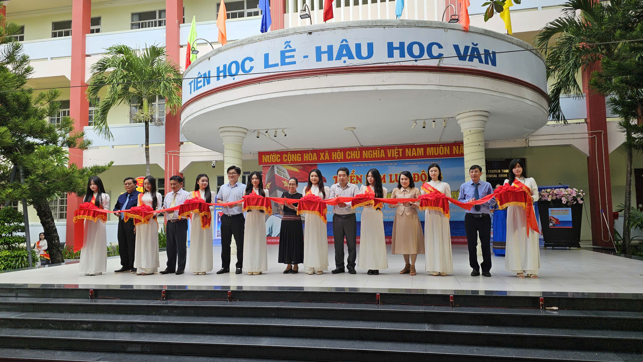 🇻🇳 KHAI MẠC TRIỂN LÃM LƯU ĐỘNG “HOÀNG SA, TRƯỜNG SA CỦA VIỆT NAM - NHỮNG BẰNG CHỨNG LỊCH SỬ VÀ PHÁP LÝ” TẠI PHƯỜNG BÌNH KIẾN