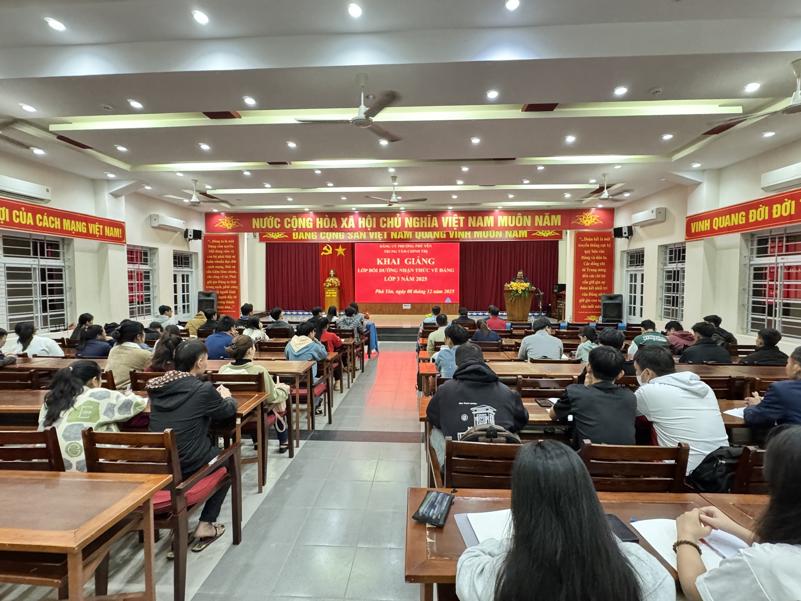 PHƯỜNG BÌNH KIẾN KHAI GIẢNG LỚP BỒI DƯỠNG NHẬN THỨC VỀ ĐẢNG KHÓA III NĂM 2025